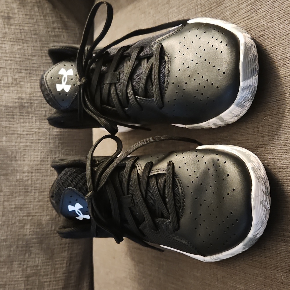 Under Armor big boys size 6 sneakers